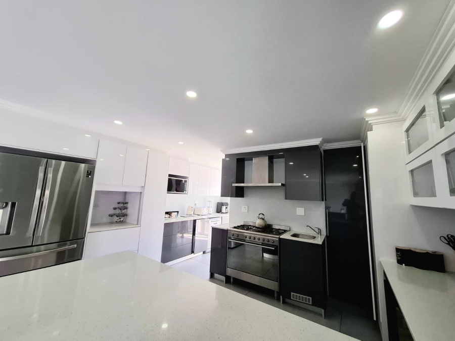 6 Bedroom Property for Sale in Beacon Bay Eastern Cape